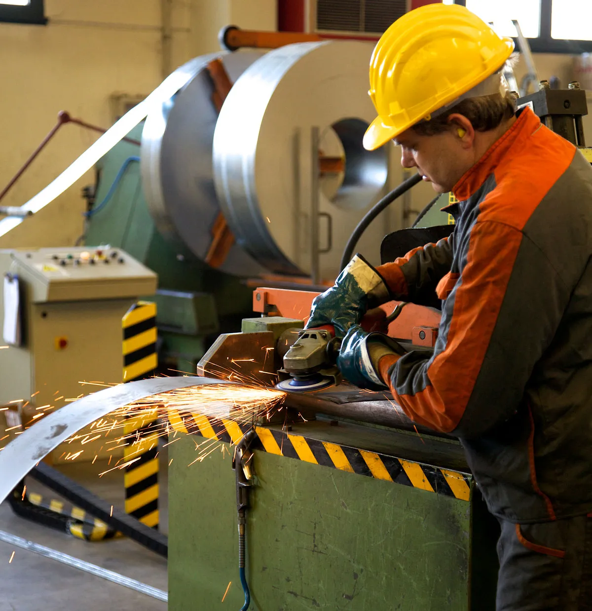 fase di produzione dei pali per vigneto