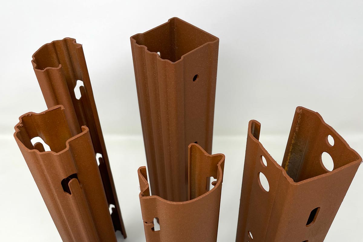 una serie di pali per vigne testata interfilari in acciaio corten