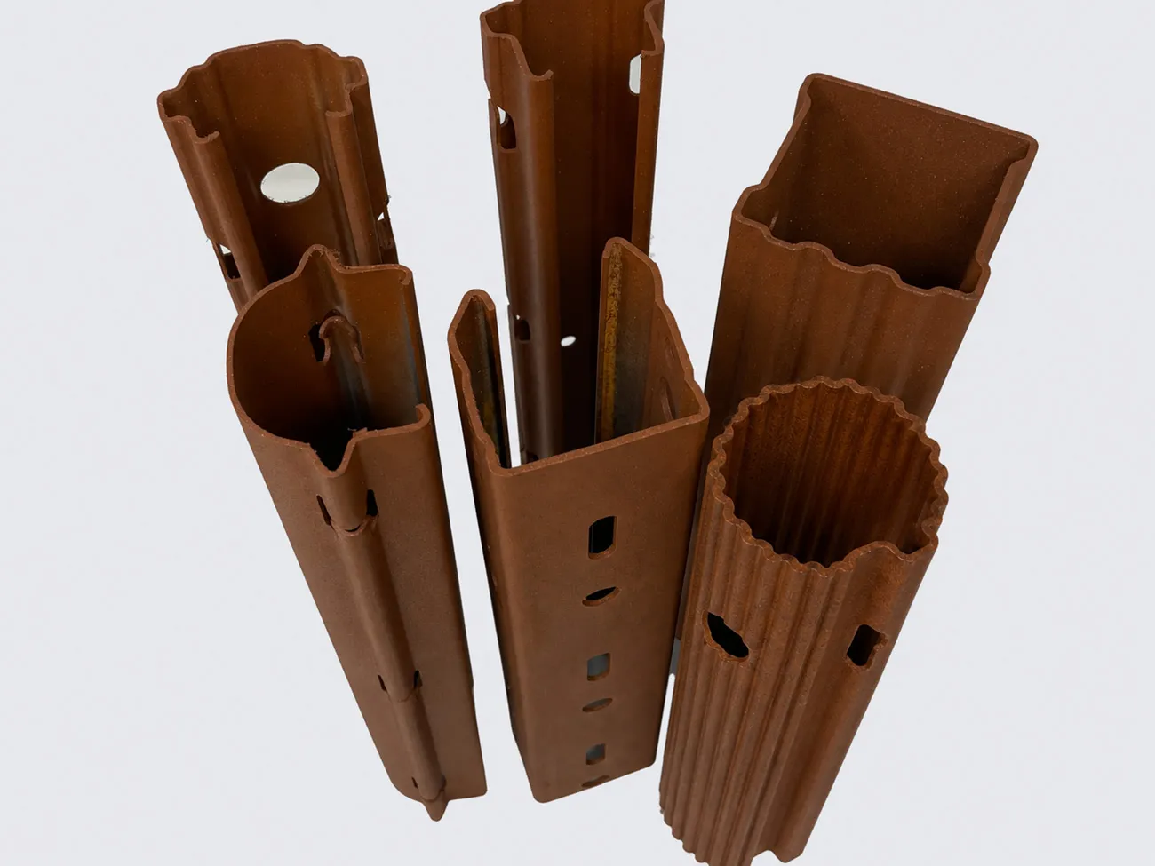 Gamma di pali per vigneto in acciaio Corten Sika: profili a C, quadri, tondeggianti e tubolare con asole integrate